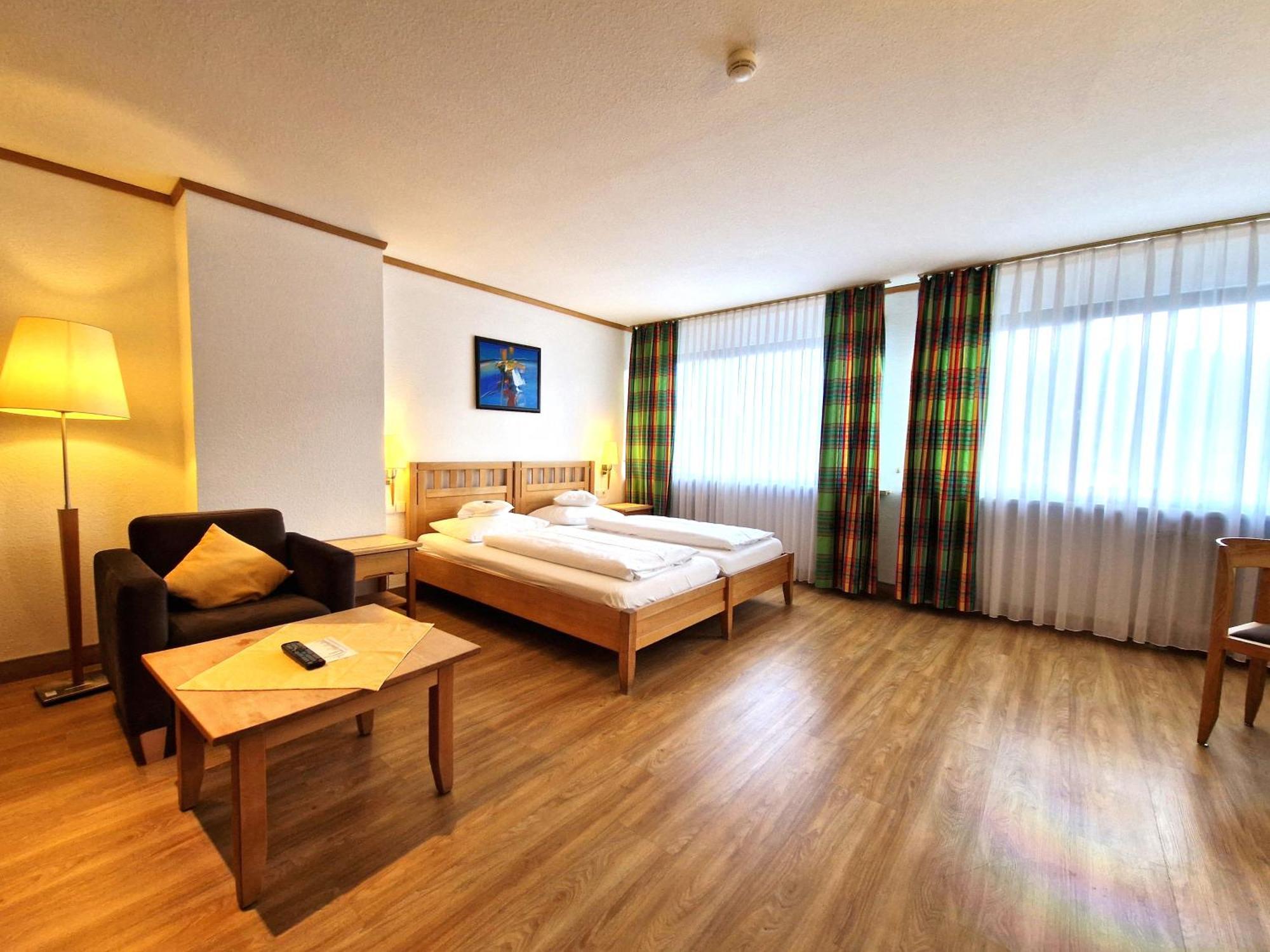 Badhotel Restaurant Stauferland Бад Болль Экстерьер фото